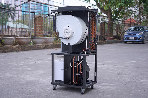 – Máy được trang bị lưới lọc thô giúp lọc sạch không khí trước khi làm khô, đặc biệt tấm lưới có thể tháo ra vệ sinh dễ dàng giúp bảo vệ và tăng tuổi thọ cho máy.