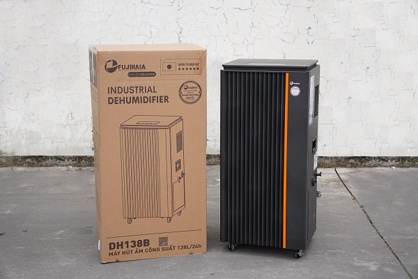 – Máy được trang bị lưới lọc thô giúp lọc sạch không khí trước khi làm khô, đặc biệt tấm lưới có thể tháo ra vệ sinh dễ dàng giúp bảo vệ và tăng tuổi thọ cho máy.
